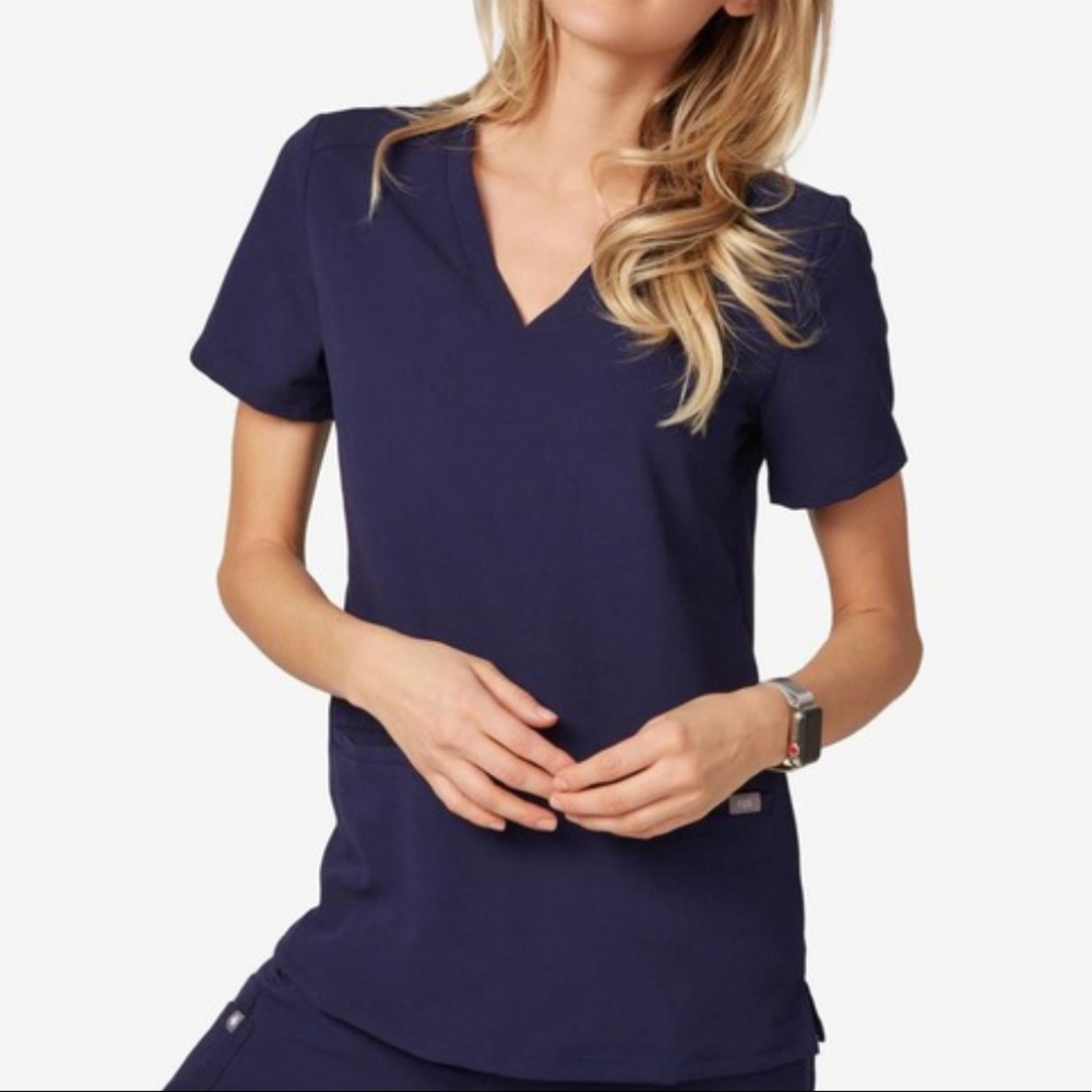FIGS Women's Casma three pocket scrub top